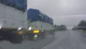 camion y lluvia
