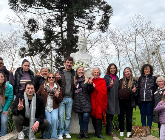 peronistas en el busto de eva duarte